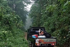 Jalanan rusak berlumpur dan berbatu