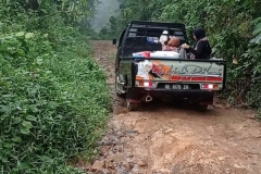 Jalanan rusak berlumpur dan berbatu