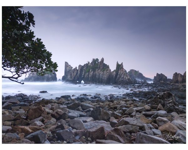 Batu karang pantai gigi hiu, bentuknya menyerupai layar dari kapal. | Foto @motogeh